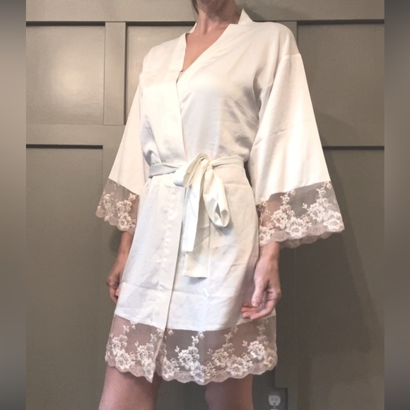 Flora Nikrooz Rosa Charmeuse Kimono Robe in Ivory Satin Size Small - Picture 7 of 15